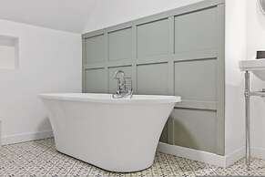 Host Stay The Staffordshire Knot