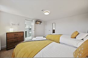 Host Stay The Staffordshire Knot