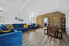 Host Stay The Staffordshire Knot