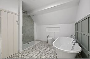 Host Stay The Staffordshire Knot