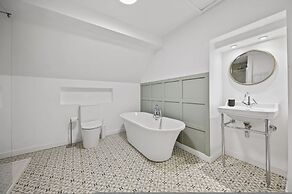 Host Stay The Staffordshire Knot