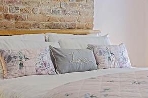 Host Stay Elsie s Escape