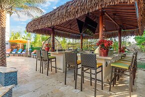 Ultimate Hollywood Themed Mansion for Big Groups