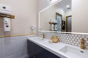 Ultimate Hollywood Themed Mansion for Big Groups