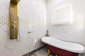 Ultimate Hollywood Themed Mansion for Big Groups