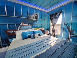 Ultimate Hollywood Themed Mansion for Big Groups