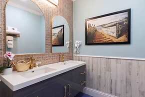 Ultimate Hollywood Themed Mansion for Big Groups