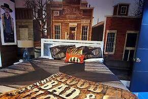 Ultimate Hollywood Themed Mansion for Big Groups