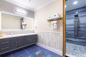 Ultimate Hollywood Themed Mansion for Big Groups