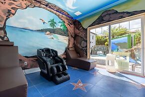 Ultimate Hollywood Themed Mansion for Big Groups