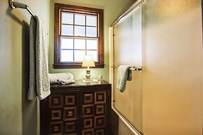 View West Lakefront Cottage 4 Bedroom Cottage