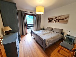 Apartment With Balcony and Mountain Views