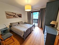 Apartment With Balcony and Mountain Views