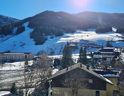 Apartment With Balcony and Mountain Views