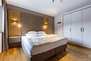 Spacious Apartment With Swimming Pool