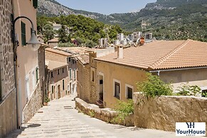 Bright Apartment Near Mountains