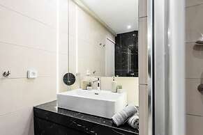 Spacious and Sunlit Seaside Flat