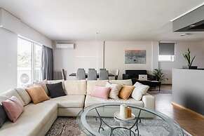 Spacious and Sunlit Seaside Flat