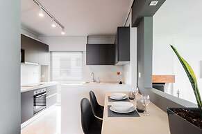 Spacious and Sunlit Seaside Flat