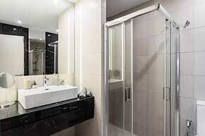 Spacious and Sunlit Seaside Flat