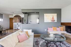 Spacious and Sunlit Seaside Flat