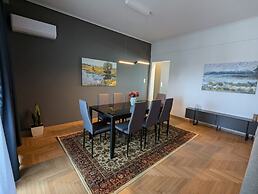 Spacious Seaside Flat at Alimos