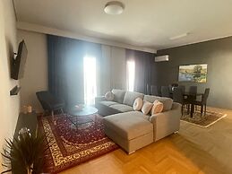 Spacious Seaside Flat at Alimos