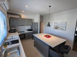 Spacious Seaside Flat at Alimos