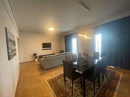 Spacious Seaside Flat at Alimos