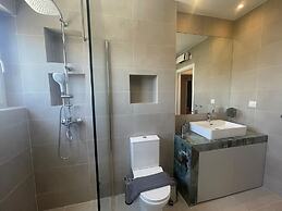 Spacious Seaside Flat at Alimos