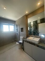 Spacious Seaside Flat at Alimos