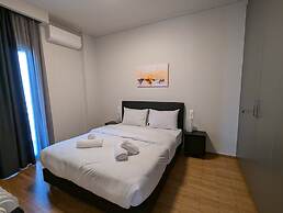 Spacious Seaside Flat at Alimos