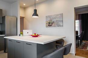 Spacious Seaside Flat at Alimos