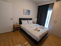 Spacious Seaside Flat at Alimos