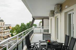Spacious Seaside Flat at Alimos