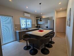 Spacious Seaside Flat at Alimos