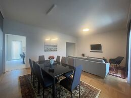 Spacious Seaside Flat at Alimos