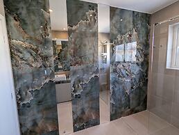 Spacious Seaside Flat at Alimos