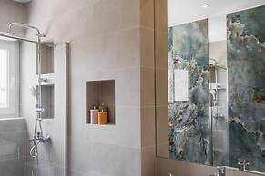 Spacious Seaside Flat at Alimos