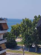 Spacious Seaside Flat at Alimos