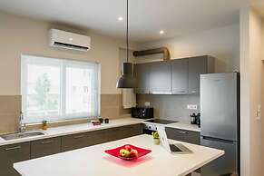 Spacious Seaside Flat at Alimos