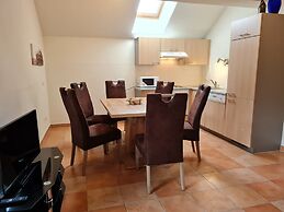 Apartment With Mountain & Slope View