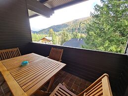 Apartment With Mountain & Slope View
