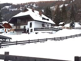 Apartment With Mountain & Slope View