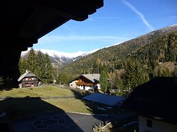 Apartment With Mountain & Slope View