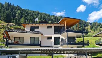 Luxury Apartment With Stunning Mountain View