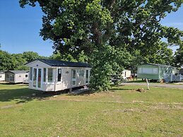 Thorness Bay - 3-bed Cabin - Sleeps 6 - Sea View