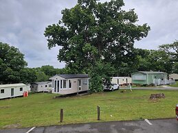 Thorness Bay - 3-bed Cabin - Sleeps 6 - Sea View