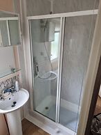 Thorness Bay - 3-bed Cabin - Sleeps 6 - Sea View