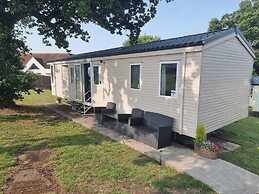 Thorness Bay - 3-bed Cabin - Sleeps 6 - Sea View